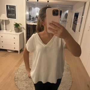 Vit v-ringad topp från Jyothi - Säljer en jättefin vit topp från Jyothi i storlek M men passar även L/Xl. Använd några gånger men är i bra skick. Sälja på grund av att den har blivit för stor. Prisk kan diskuteras❤️
