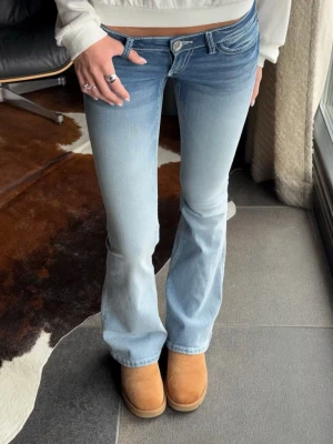 Low jeans - Snygga Low bout jeans från Gina. Är in sydda i midjan med ett elastiskt band så går att töja ut till den normala midje längd. Storlek M 14+. Har andvänt typ 5 gånger. Original pris 400kr