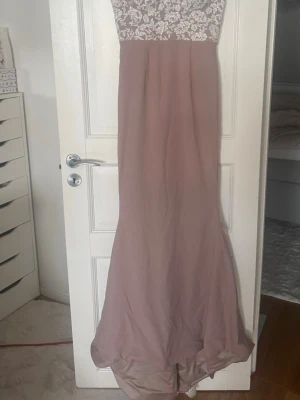 Klänning/balklänning  - Såå fin balklänning/klänning från portia and scarlett i storlek M! Sitter såå fint😍 är dock lite smutsig längst ner men går att tvätta bort! Perfekt nu inför balen!💕 