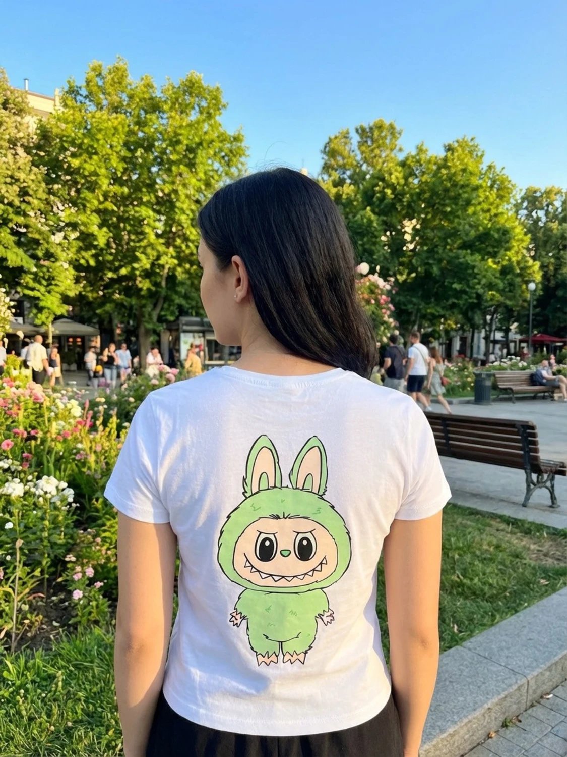 Vit t-shirt med grön tecknad figur