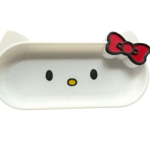 Hello Kitty bricka eller glasögonfodral - Söta och praktiska accessoarer för dig som älskar Hello Kitty! Välj mellan: 🐱 Vit bricka formad som Hello Kittys ansikte – perfekt för smycken, snacks eller dekoration. 👓 Glasögonfodral med Hello Kitty-design – gör förvaringen både gullig och funktionell! ✨ Populär japansk design 🎁 Kul present till barn, samlare eller Hello Kitty-fans
