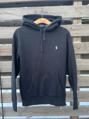 Grå/Svart Ralph Lauren Hoodie - Riktigt fet grå/svart ”stentvättad” hoodie från Ralph Lauren. Storlek S. Fint skick. Hör gärna av er vid funderingar🙌 Perfekt till vinterkylan☃️