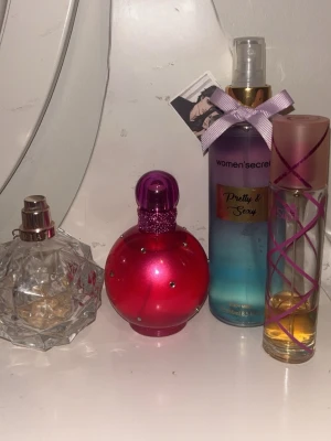 Fyra trendiga parfymer och body mist - Samling med fyra parfymer och body mist, inklusive Women'secret Pretty & Sexy (250 ml). Perfekt för dig som vill testa olika dofter och hitta din nya favorit. Snygga flaskor som passar perfekt på sminkbordet. Ariana Grande parfymen är använd och inte mycket kvar och korken kommer inte med, Britney Spears parfymen är använd och är ungefär 70% kvar, Women's Secret är oanvänd och Pink Sugar är använd. Ariana: 150kr, Britney: 300kr, Women's Secret: 100kr & Pink Sugar: 50kr. Allt ihop: 600kr.