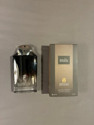 The Black EdP 100ml - The Black Eau de Parfum från Abdul Samad Al Qurashi. Flaskan rymmer 100 ml och är bara testad en gång, säljer då den inte passar mig.