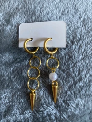 Guldiga örhängen  - Guldiga örhängen 