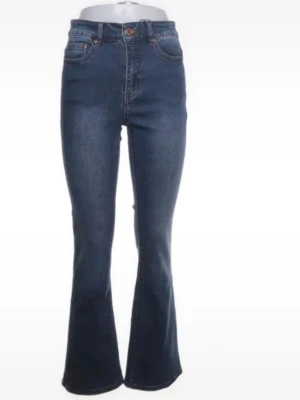 Bootcut jeans i mörkblå denim - Säljer dessa jeans då dem tyvärr inte passar min kroppsform mer. Har en pytteliten fläck vid ena sidan, men verkligen inget som märks, titta andra bilden. Misstänker att det går bort vid nån tvätt