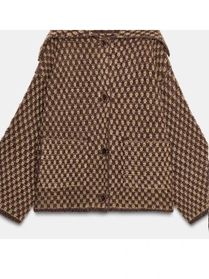 Zara jacka  - Säljer den jätte söta Zara jackan som passar t allt❤️❤️ använd fåtal gånger. Passar M också då den är oversized