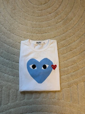 Comme des Garçons T-shirt  - Skick: 7/10 | Storlek: M | Mitt pris: 299 | Defekter: Se bild 3 samt kanske lite smått urtvättad  | Passar längd 170-175 | Mått Längd 60 cm Bred 47 cm | Hör av er vid frågor! 🙌