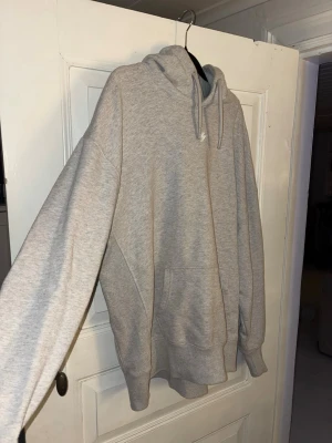 Superdry hoodie grå XL - En grå hoodie från Superdry med huva och snörning. Perfekt för en basic look. Det är unisex.