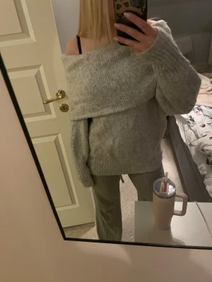 Grå offshoulder stickad tröja H&M - Säljer en grå stickad tröja från H&M i storlek S. Tröjan har en snygg offshoulder-design och är ribbstickad med långa ärmar. Perfekt för dig som gillar en loose och mysig stil. Passar till chill dagar och när du vill vara extra comfy.