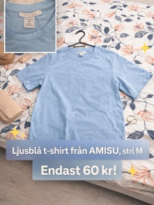 Ljusblå t-shirt från AMISU - En enkel och stilren ljusblå t-shirt från AMISU i storlek M. T-shirten har klassisk rund halsringning och korta ärmar. Tillverkad i mjuk bomull som känns skön mot huden. Perfekt basplagg till garderoben. Den är i gympa material och sitter rakt på kroppen som framhäver kurvor