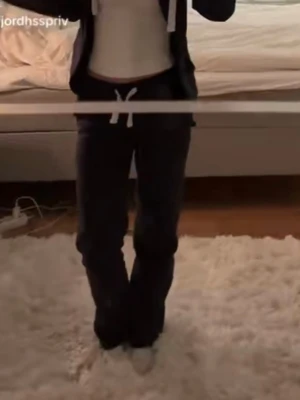 Mörkblåa russemerch byxor - Säljer mina mörkblåa russemerch byxor pga att de ej kommer till användning, jättefint skick. Säljer även matchande zip hoodien 💞