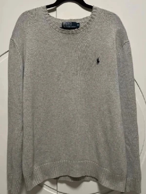 Polo Ralph Lauren stickad tröja - Polo Ralph Lauren stickad tröja | Skick: 9/10 | Strolek: M | Tillbehör: Endas tröja | Nypris: +- 1799:- sek | Vid fler bilder eller frågor hör av er! 🎉