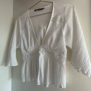 Vit blus med spetsdetaljer från Zara - Superfin vit blus från Zara med v-ringning💕