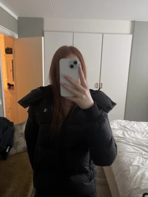 Svart jacka Calvin Klein - snygg jacka från calvin klein, köpt för ca 1700kr och säljer för 700 då den inte används. Den håller värme bra och är väldigt bekväm i dessa kalla tider💗