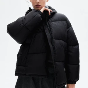 Svart pufferjacka, H&M - Säljer en svart pufferjacka som är perfekt för dessa kalla dagar. Den är i ett puffigt material som håller dig varm och bekväm. Jackan är som sagt i storlek M, själv har jag vanligtvis S och den är lite för stor för mig. Pris: 450kr+ FRAKT, kan diskuteras. Har du fler frågor så skicka gärna ett meddelande! 