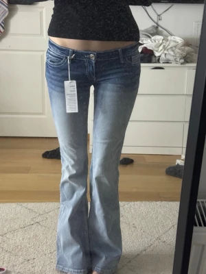 Lågmidjade Gina Tricot jeans  - Super snygga lågmidjade Gina tricot jeans från deras 14+ kollektion , säljer eftersom jag tyckte inte de va min stil! Köptes för 399kr säljer för 250kr, har fortfarande taggen! 