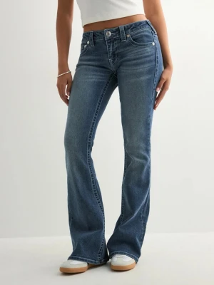 Blå bootcut jeans från True Religion - Nypris: 1199kr, köpta på Nelly. Nyskick. Ett par klassiska blå jeans från True Religion med bootcut passform och låg midja. Säjer för att de är för stora i midjan på mig och lite för korta i längden för mig som är 176cm. 