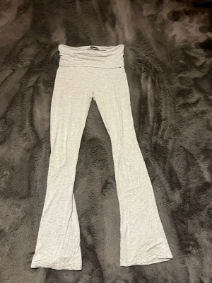Yoga Pants ljusgrå  - Ett par ljusgrå yogapants från Lager157, i ett jättefint skick. Kanappt använda, säljer då de är för små för mig. Priset kan såklart diskuteras! Storlek 160, men passar bra för XXS och ev XS, skillnaden är endast längden.