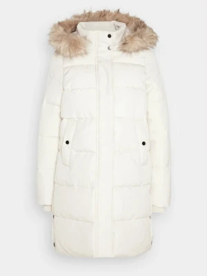 Vero Moda vinterkappa, Damjacka. Ny skick - Säljer en lång, vit pufferjacka från Vero Moda med mysig huva och fuskpäls. Jackan har dragkedja, tryckknappar, två stora fickor och ribbade muddar vid ärmsluten. Perfekt för kalla dagar och riktigt snygg till vintern! Helt ny skick 