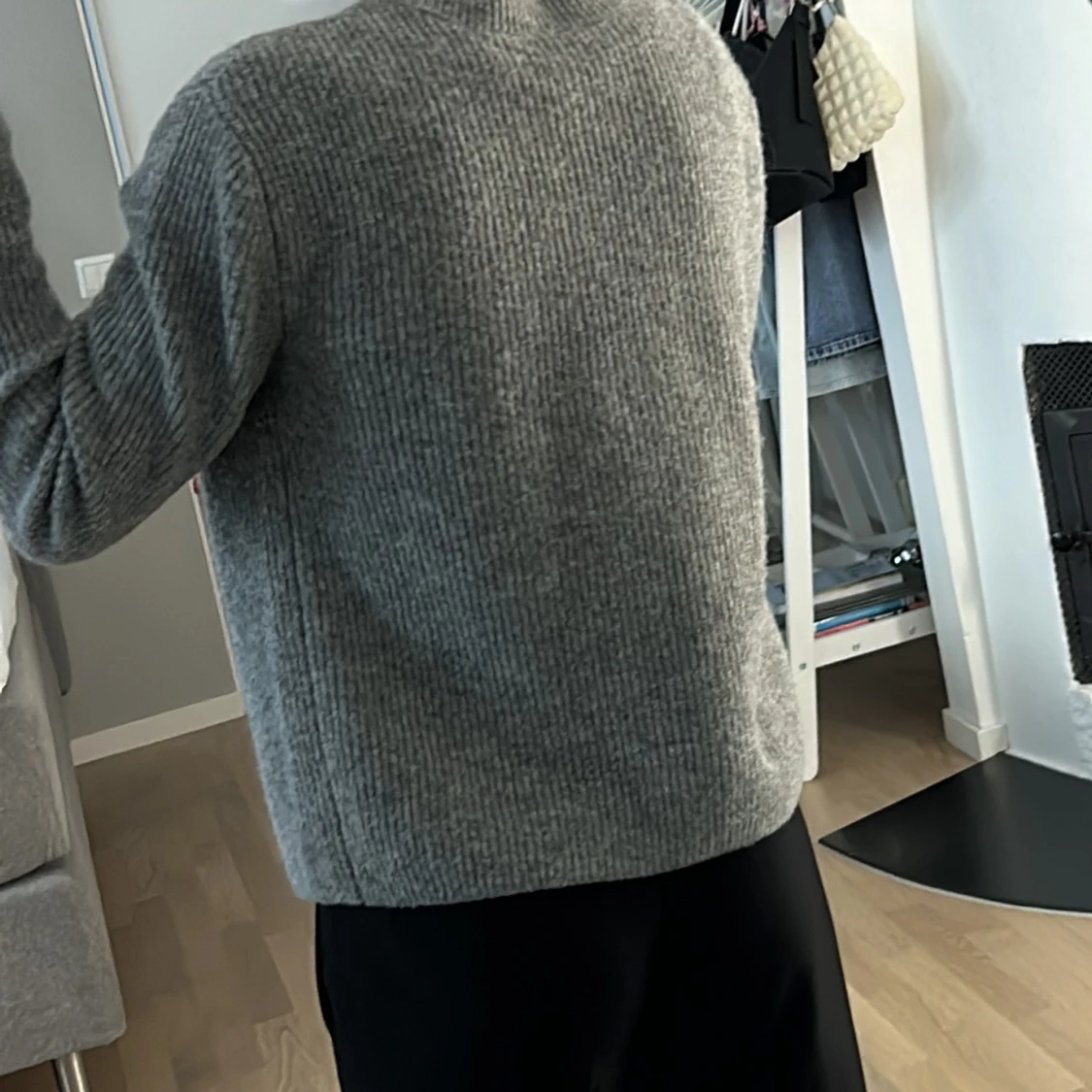 Grå kofta med rosetter från Pieces - 1