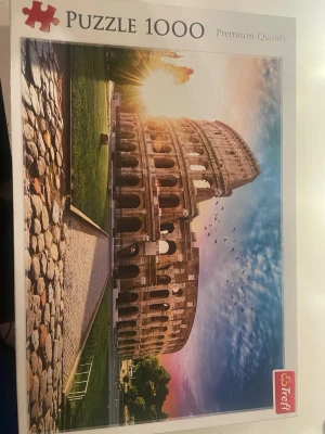 Pussel 1000 bitar  - Bilden visar ett pussel med motiv av Colosseum i Rom. 68,3 x 48cm. Alla bitar finns 