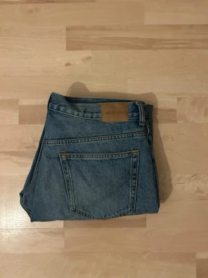 Weekday Space - Storleken är 33w 32l