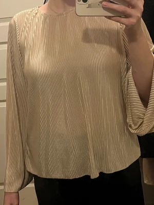 Söt guldig topp/ blus  - Supersöt topp / blus 🥰tunn, storlek S