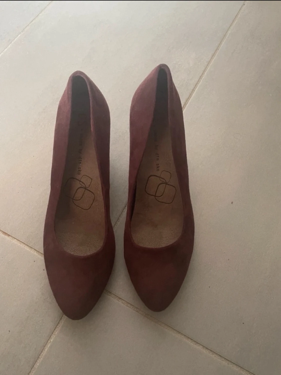 Vinröda mockapumps med låg klack - 2