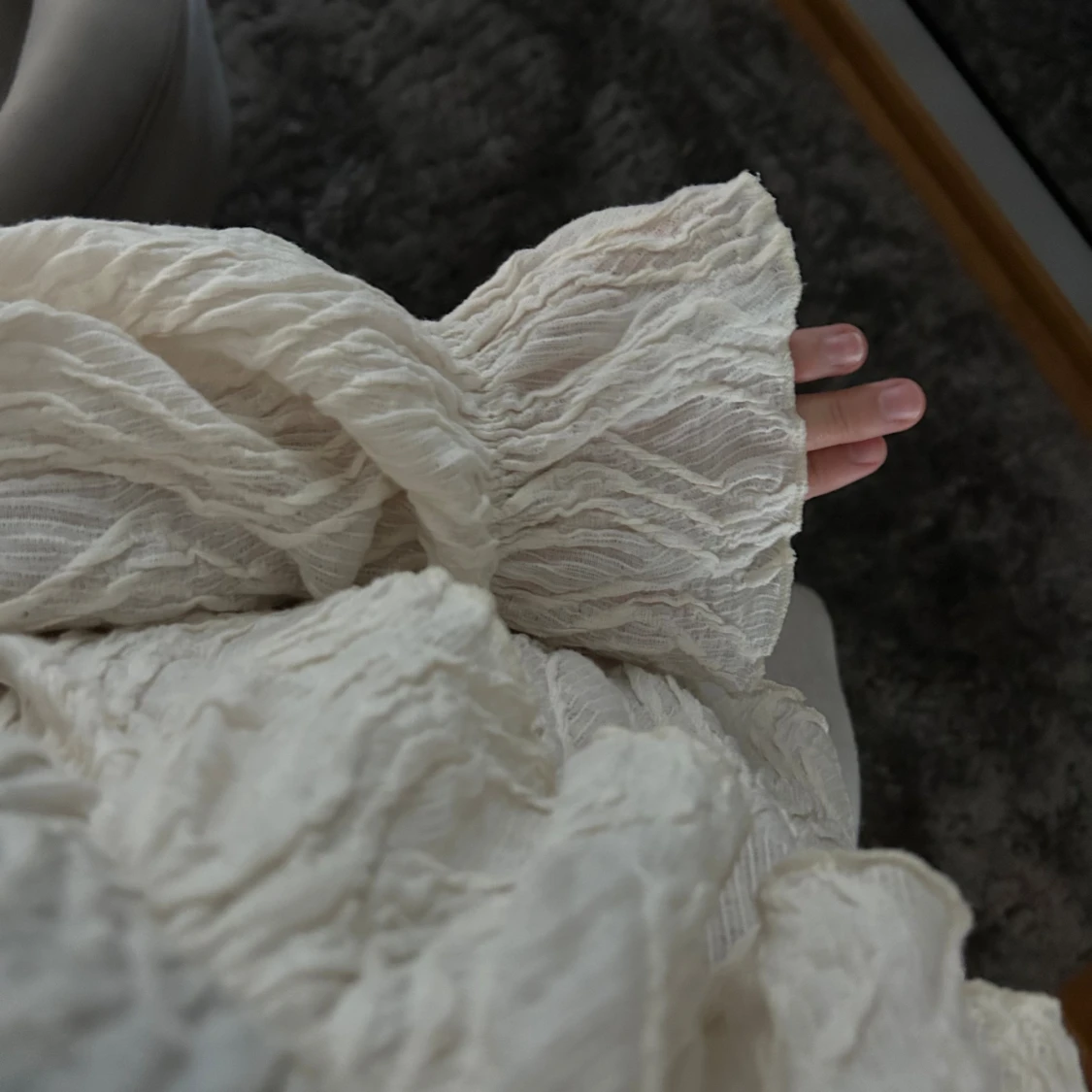 Beige blus med volanger och struktur - 3