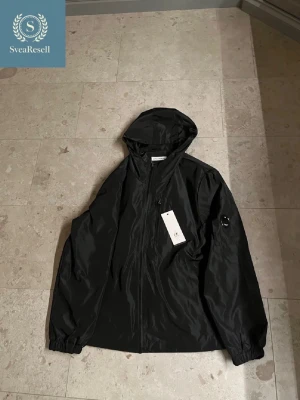 Cp company jacka - Säljer en svart cp company vindjacka. Jackan är i helt nytt skick aldrig använd. Den är i storlek xs-S                        Nypris 2599kr💸.                                    Kom privat vid frågor å funderingar😊