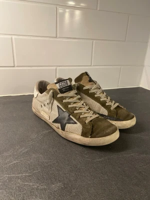 Golden Goose  superstar sneakers - Hej! Nu säljer jag dessa as feta och rare Golden Goose som är handgjorda i Italien 🇮🇹                            Storlek: 43 | Skick:7/10,liten defekt vid sulan men inget märkvärdigt | Nypris=6000 | Vårat pris=799| 100% autentiska som ni ser på bilderna                                  Mvh Deluxe Fa$hion