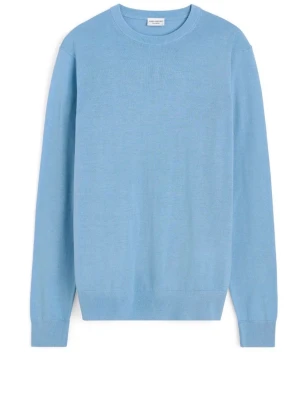 Ljusblå merinoulltröja John Henric - Säljer en stilren ljusblå tröja från John Henric i 100% merinoull. Klassisk rund halsringning och lång ärm, perfekt för lager på lager under kyliga dagar. Enkel och clean design som funkar till allt. S/M