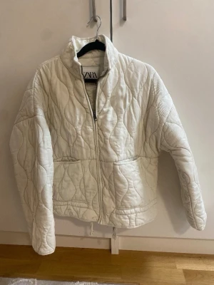Vit jacka från Zara - Ge prisförslag, kolla sista 2 bilderna längst ner på jackan🫶