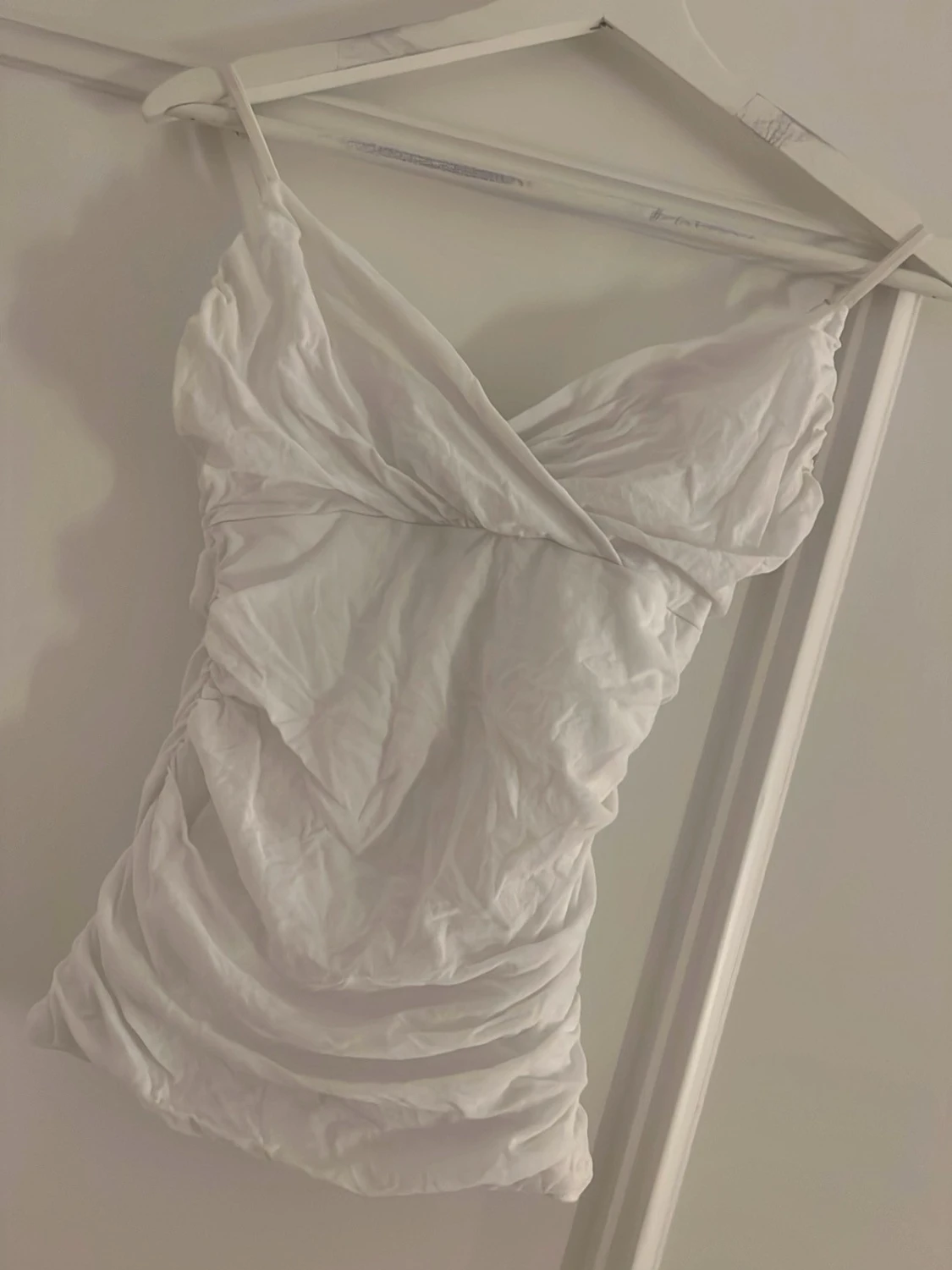 Vit linnetopp med smala axelband