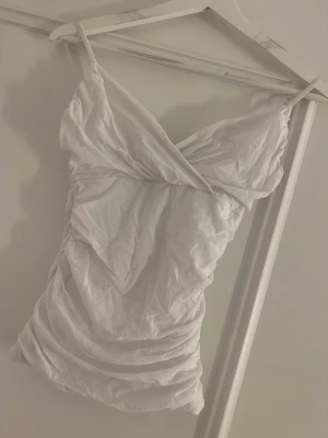 Vit  linnetopp med smala axelband - Vit linne storlek S