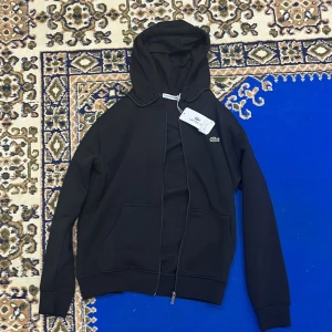 Lacoste Kofta - Tjena folket🫡 Här så ser du en kofta ifrån lacoste, väldigt skön material och passar fint nu och inför våren. Som vanligt så levererar vi dunder kvalitet🔥En skön insida och en riktigt skön material, tveka inte och skriva💪