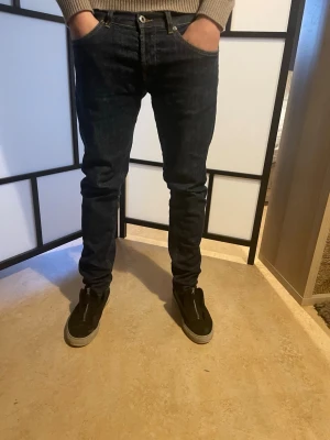 Mörkblå jeans från dondup George, storlek 33 - De är jätte snygga o sköna dondups de är ett bra pris och dom är typ aldrig använda och jätte bra skick.W33 L 32 de riktig bra pris väldigt sköna och bra pass form.Säljer ett par mörkblå jeans från dondup George i storlek 32.Jeansen har klassisk femficksdesign, kontrastsömmar och metallknapp fram. Materialet är jeans med lite stretch för skön passform. Passar dig som gillar en enkel och stilren look.