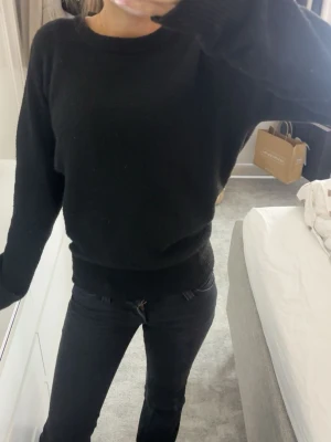 Svart stickad tröja med rund hals - En enkel och stilren svart stickad tröja med rund halsringning och långa ärmar. 🖤