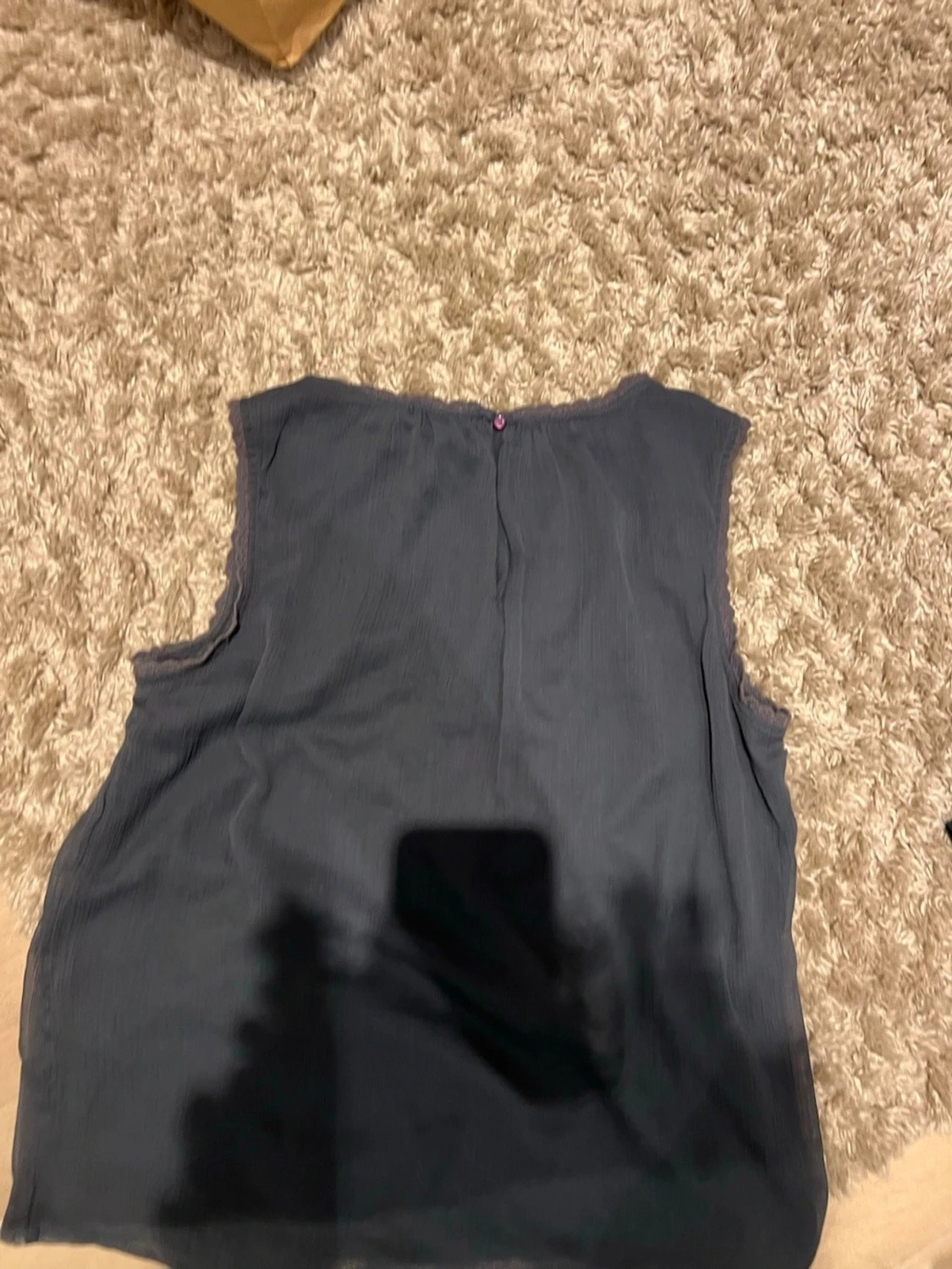 Mörkgrå ärmlös blus med spets - 2