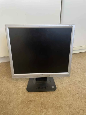Acer AL1717 LCD Monitor - Acer AL1717 är en 17-tums LCD-skärm med klassisk design. Skärmen har tydliga knappar på framsidan och stabil fot. Några mindre bruksspår syns, men i gott skick. Perfekt som extraskärm till datorn eller för enklare arbetsuppgifter.