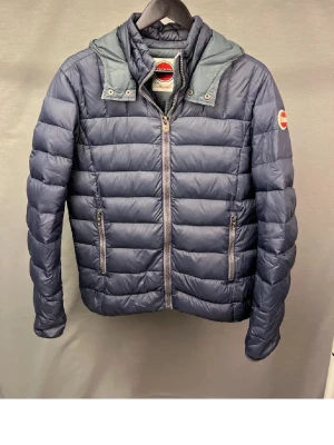 Colmar jacka 48 - Supersnygg colmar jacka! Inga defekter eller hål. Size 48 motsvarar S. Modellen är 179. Hör av dig vid frågor 🤩