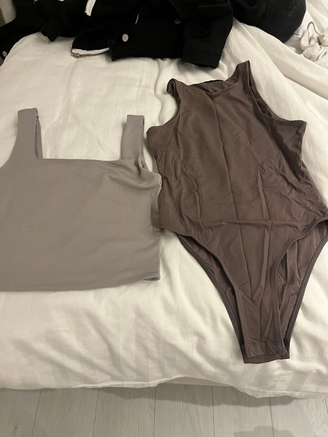 Grå topp och  bodysuit - 3