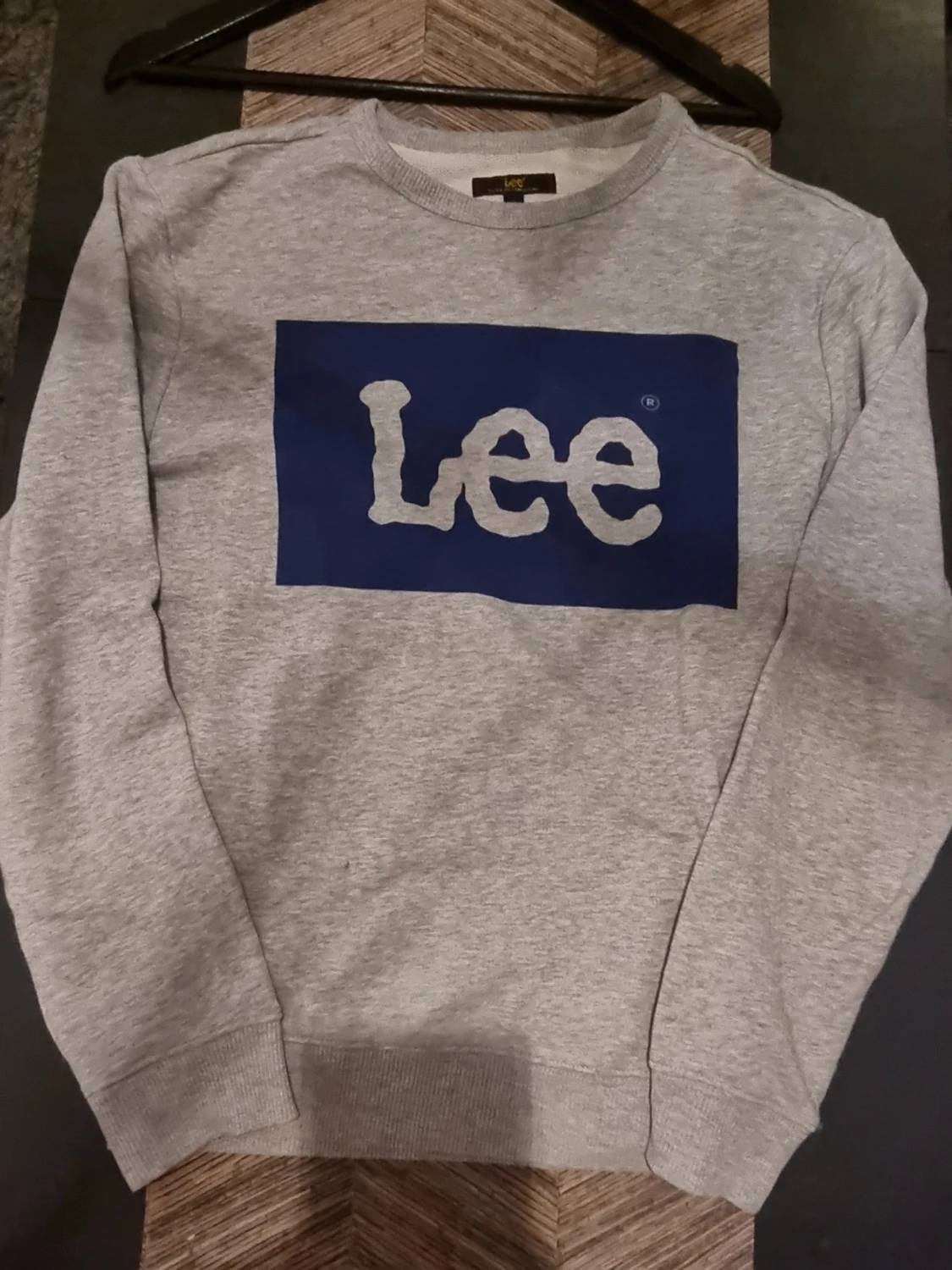 Grå sweatshirt från Lee med blå logga
