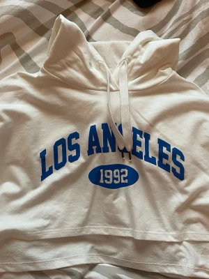 Hoodie - Cool cropped hoodie som man kan ha över ett linne, väldigt 2016 (på ett bra sätt)!!! 