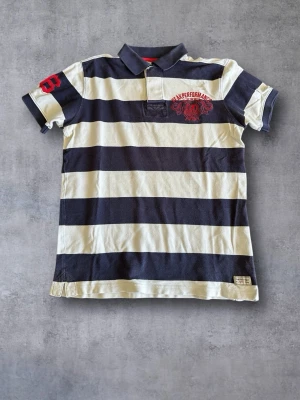 Peak Performance Vintage Blue/White Pikétröja - Vintage Peak Performance piké i storlek M men passar även S.   Mått: Bredd 42 cm Längd: 63 cm