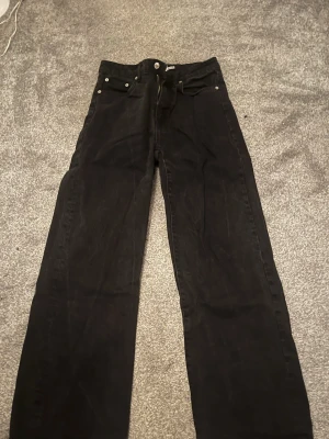 Svarta raka jeans från lager 157 - Säljer ett par svarta jeans från lager 157 med klassisk femficksdesign och raka ben. Jeansen har dragkedja och knapp i midjan och är tillverkade i ett slitstarkt jeansmaterial. Perfekta för dig som gillar en enkel och clean look. Står inte vilken storlek men skulle säga S💗