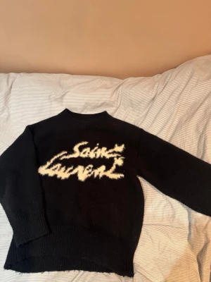 Mohair Sweater - Mohair Sweater med Saint Laurent skrivet på framsidan