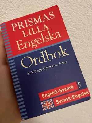 Prismas lilla engelska ordbok - En smidig engelsk-svensk och svensk-engelsk ordbok med 33 000 ord och fraser. Perfekt för studier, resor eller när du vill förbättra din engelska snabbt. Innehåller minigrammatik, förenklad ljudskrift och aktuellt ordförråd. Lätt att ta med överallt!