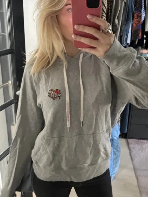 Zadig & Voltaire grå hoodie - Så najs grå hoodie ifrån Zadig & Voltaire i storlek xs. Tyvärr saknar den band!